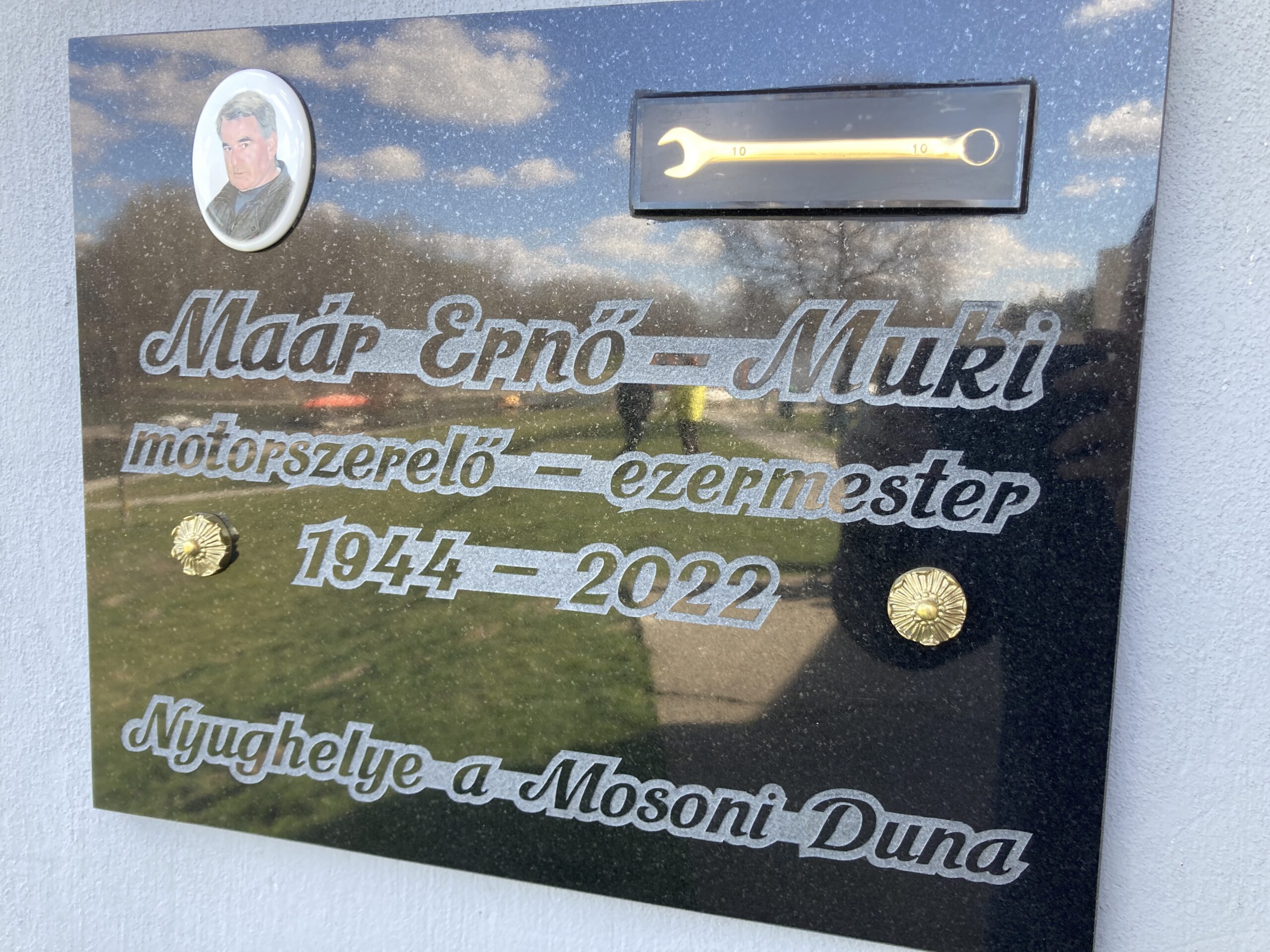 Felavattuk Muki bá emléktábláját