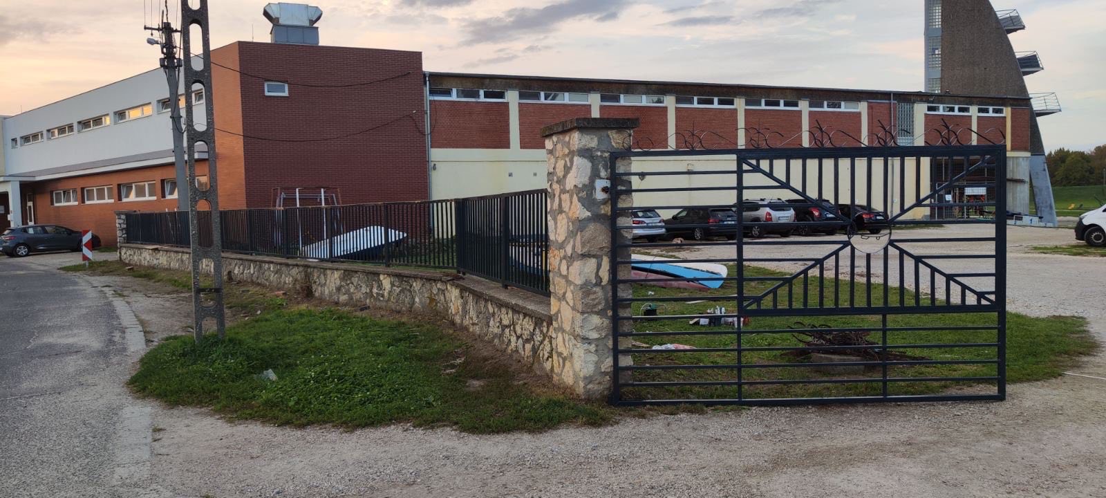 Megszépült a kerítésünk, szülői összefogásból