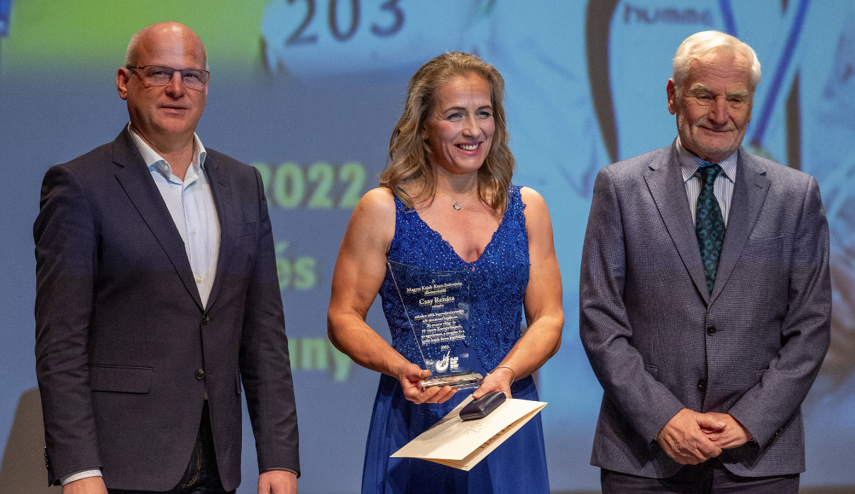 Aranyhajót kapott búcsúzóul a maratoni kajakozás királynője Aranyhajót kapott búcsúzóul a maratoni kajakozás királynője